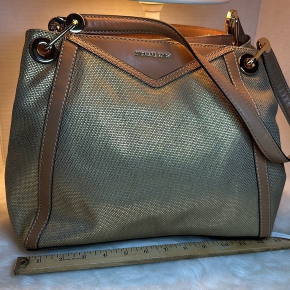 NWT Michael Michael Kors raven gold large pocket shoulder totes from Macy’s - Picture 1 of 9